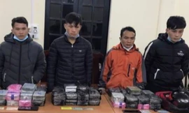 Nhóm đối tượng bị bắt giữ cùng tang vật. Ảnh: Bộ Tư lệnh Bộ đội Biên phòng.