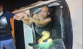 Tài xế Mazda CX5 mắc kẹt trong xe bị lật.