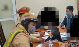 CSGT làm việc với người liên quan sau vụ va chạm giao thông.