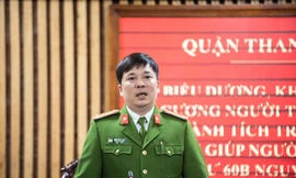 Thượng tá Thành chia sẻ thông tin với báo chí.