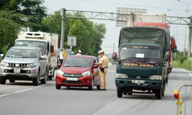 CSGT tại chốt kiểm soát dịch kiểm tra giấy tờ người đi đường.