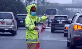 CSGT xếp thành 'dải phân cách di động' phân luồng giao thông trên cao tốc