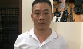 Đối tượng Dũng cùng số súng bị phát hiện.