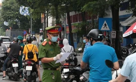 Lực lượng chức năng kiểm tra giấy đi đường.