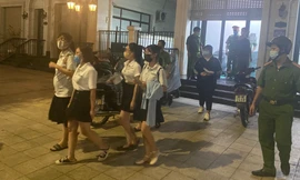 Lực lượng chức năng đưa những người tại văn phòng công ty trên về trụ sở làm việc.