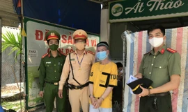 Nam thanh niên áo vàng ném gạch về phía tổ công tác.