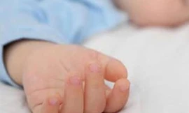 Điều tra vụ cháu bé 2 tuổi tử vong trong ngày đầu đến lớp