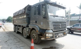 Chiều 23/4, tổ công tác Đội CSGT đường bộ số 12 (Phòng CSGT Hà Nội) lập chốt kiểm tra xử lý phương tiện xe tải chở hàng hoá, vật liệu xây dựng vượt quá thành thùng xe, che đậy bạt không kỹ làm rơi vãi ra đường khi lưu thông trên địa bàn.