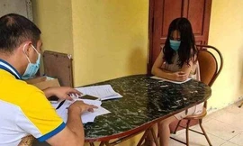 Cơ quan chức năng làm việc với nhóm nam nữ.