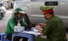 Công an lập biên bản các trường hợp ra ngoài khi không cần thiết.