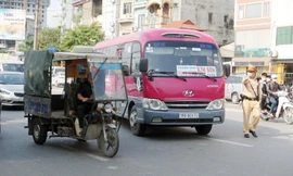 Chiều 20/4, tổ công tác Đội Cảnh sát giao thông (CSGT) đường bộ số 14 thực hiện kế hoạch của Phòng CSGT Hà Nội, tuần tra kiểm soát xử lý phương tiện xe khách trong dịp nghỉ lễ về các vi phạm lỗi dừng đỗ tại nơi có biển cấm, lỗi mở cửa xe khi đang di chuyển, chở quá số người quy định... trên tuyến đường Giải Phóng.