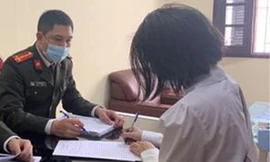 Công an làm việc với chị T. Ảnh Công an cung cấp.