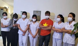 Nhóm nhân viên phòng khám làm xét nghiệm nhanh tại khu vực sân Mỹ Đình.