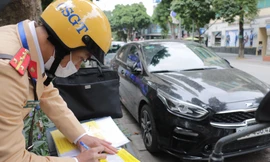 Lực lượng CSGT xử phạt vi phạm trên đường.