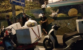 Người dân trèo đê ra vào khu vực phong toả bị phát hiện.