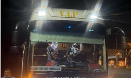 Chiếc xe ô tô chở quá số người quy định.