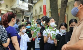 Người thân đau xót tiễn biệt các nạn nhân.