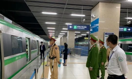 Lực lượng chức năng tại nhà ga tuyến đường sắt Cát Linh - Hà Đông.