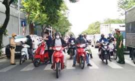 Tổ tuần tra kiểm soát kiểm tra giấy tờ người đi đường.