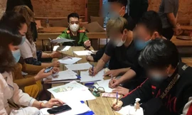 Cơ quan chức năng xử lý vi phạm. Ảnh Công an cung cấp.