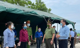 Trung tướng Nguyễn Hải Trung làm việc tại chốt kiểm soát.