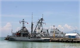 Tàu khu trục Mỹ cập cảng Đà Nẵng