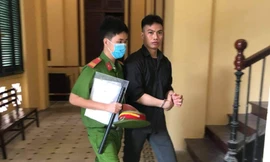 Dẫn giải bị cáo Võ Văn Phụng sau phiên tòa hôm nay 28/8. Ảnh: T.M