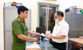 Công an TPHCM tống đạt khởi tố, bắt tạm giam ông Tất Thành Cang. Ảnh: Cơ quan công an cung cấp.