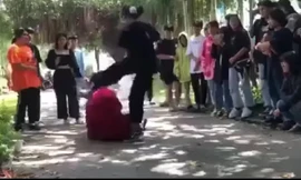 Nạn nhân N. mặc áo đỏ. Ảnh: Cắt từ clip