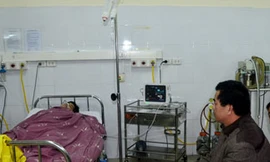 Học sinh bị đâm trọng thương khi đứng chờ xe buýt