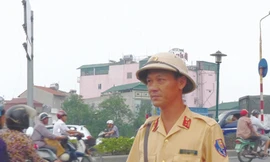 Cảnh sát giao thông làm xe ôm, lái taxi