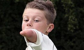 Cậu bé cụt tay thành ngôi sao bóng chày