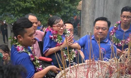 Cô gái 'xương thủy tinh' Ngọc Tâm lần đầu vượt hàng nghìn bậc thang để dâng hương vua Hùng