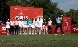 Cú phát bóng khai mạc Giải Tiền Phong Golf Championship 2023