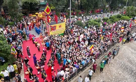 Hàng vạn người chen chân trong lễ hội Chùa Láng ở Hà Nội