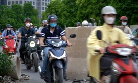 Hàng loạt trụ bê tông giăng bẫy người đi đường ở Hà Nội