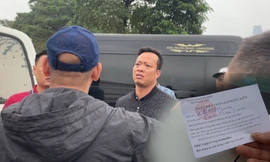 Trung tâm đăng kiểm ở Hà Nội phát tem phiếu cho người dân như thời bao cấp