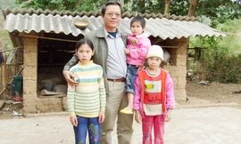 Giám đốc Nguyễn Trung Chắt và 3 em mồ côi trước khi tiếp nhận vào Trung tâm