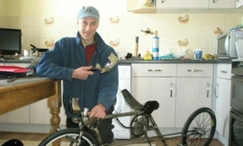 Tự chế xe đạp bằng chảo cũ để lập kỉ lục