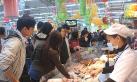 Khách hàng đổ xô mua thực phẩm khuyến mãi tại siêu thị Big C Thăng Long. N.M