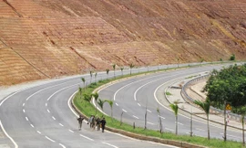 Đường đẹp thế này nhưng hiện chỉ phục vụ chủ yếu cho người dân địa phương đi nương rẫy