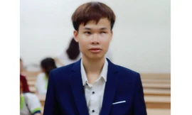 Chàng sinh viên khiếm thị tích cực tham gia hoạt động thiện nguyện được Bộ trưởng Bộ Công an tặng đàn guitar