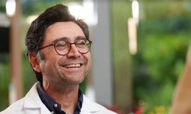 Giáo sư kể chuyện lỡ cuộc gọi thông báo đoạt giải Nobel chỉ vì thói quen mỗi tối