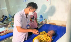 Bé trai 8 tuổi kể lại giây phút bị cháy hai chân trong đêm tối