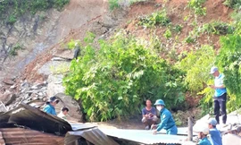 Quả đồi sạt lở giữa đêm, cả gia đình nhập viện cấp cứu