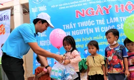 Sức trẻ về vùng sâu, trẻ nhỏ có quà, bà con được khám phát thuốc miễn phí