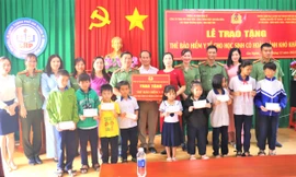 Tặng 84 thẻ bảo hiểm y tế cho học sinh khó khăn ở Đắk Nông