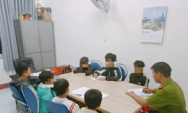 Học sinh chế pháo nổ, bỏ vào bao lì xì bán