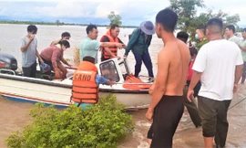 Người dân Ea Súp được đưa ra khỏi nơi nguy hiểm. Ảnh: B.Bân