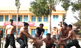 Tận thấy Cảnh sát cơ động Đắk Lắk phô diễn nội công 'mình đồng da sắt'